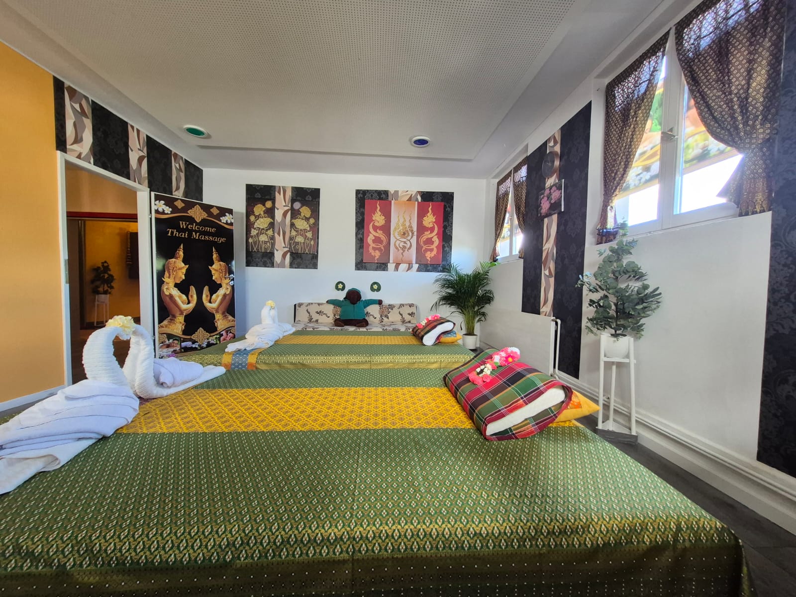 Massagehandtuch von Nahtshalee Thai Bolt Frau bei einer Hot-Stone-Massage im Spa-Salon Massagehandtuch von Nahtshalee Thai Bolt Woman receiving a hot stone massage at a spa Massage towel by Nahtshalee Thai Bolt Frau genießt eine Hot-Stone-Massage im Spa-Salon Massagehandtuch von Nahtshalee Thai Bolt Woman enjoying a hot stone massage at a spa Massage towel by Nahtshalee Thai Bolt